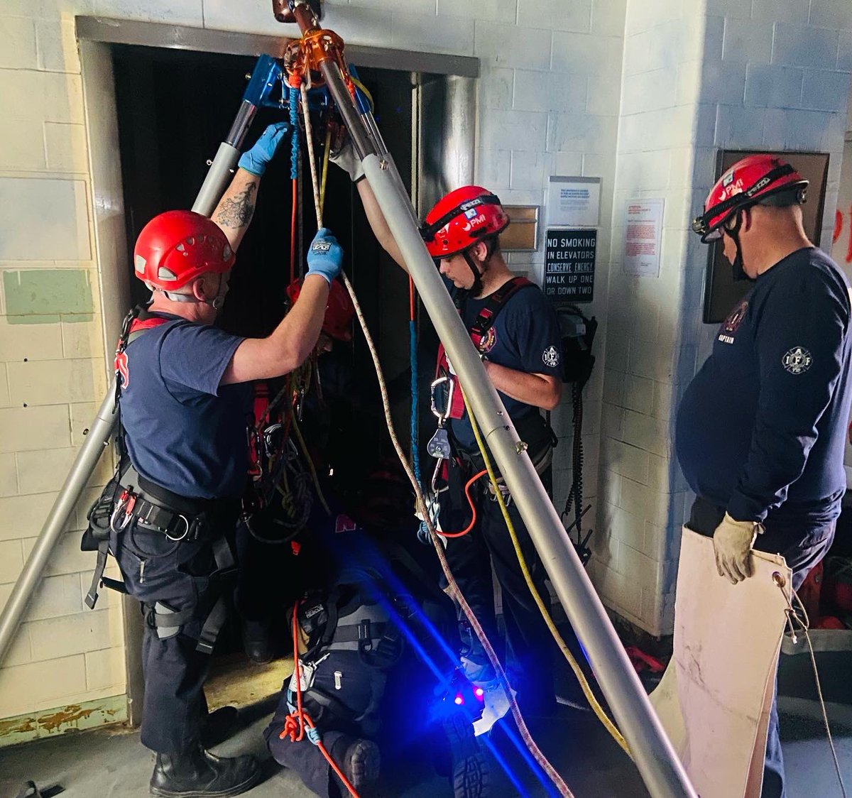 IlowiteJason's tweet photo. Rescue 2 Training was at the National Institutes of Health the last few days working on rope rescue techniques to solve their most likely rescue situations at their huge, and diverse campus. Great group of motivated firefighters! https://t.co/Mr9S8yYi2Q