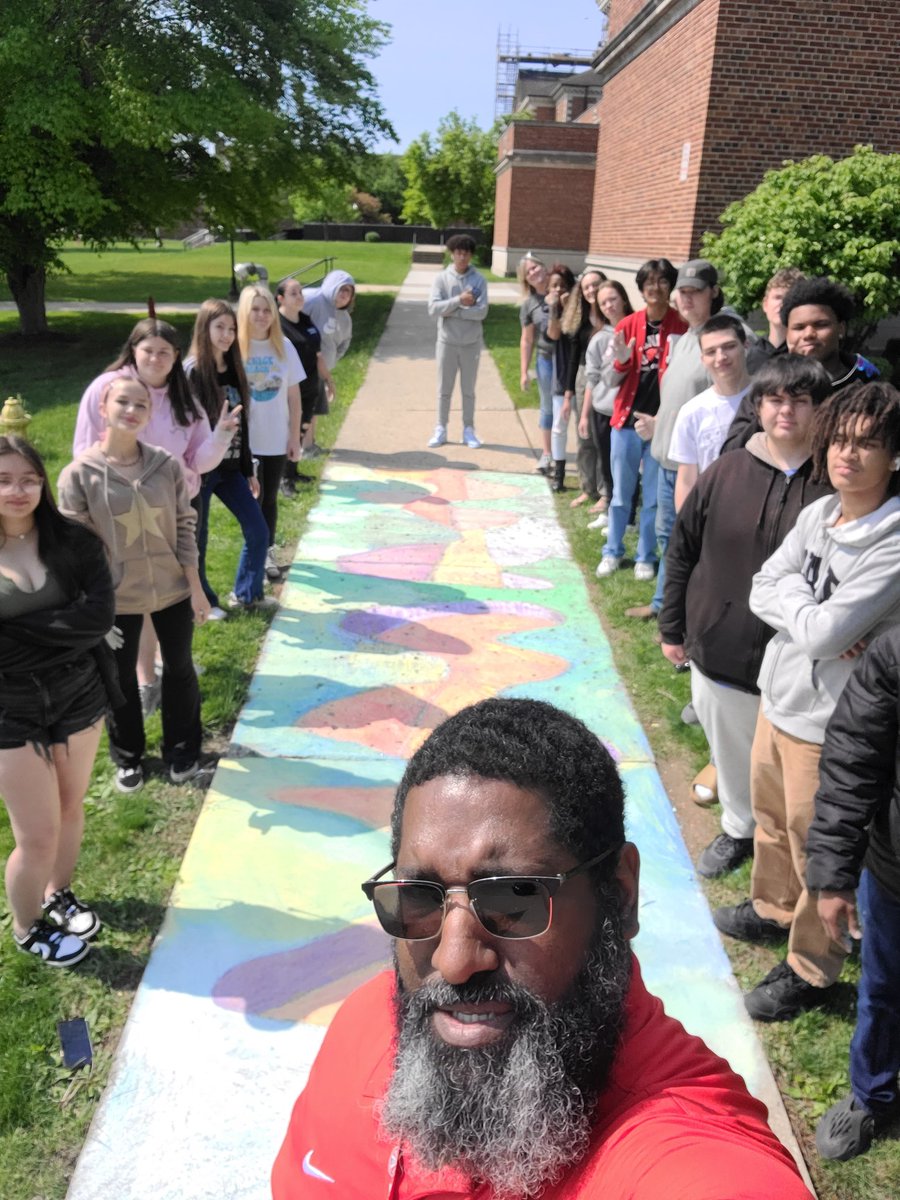 rondeaneArt's tweet image. @RCSLearn our #RHS 11th grade English students enjoying Final Project Week in Mrs. Hogg's class.   m.facebook.com/story.php?stor…