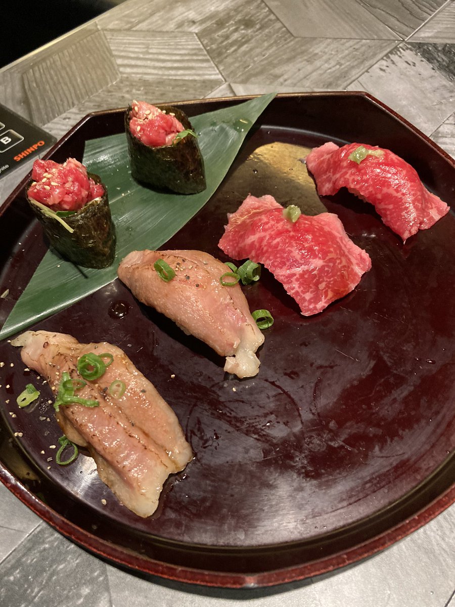 肉寿司3種盛は、炙りと漬け軍艦と生肉です。 炙りからいっちゃいました😋