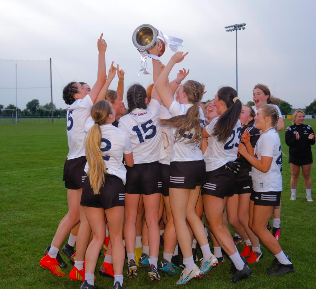 Back to back @LeinsterLGFA minor titles for #KildareLGFA after Darren Kendricks side saw off the challenge from a good @LongfordLgfa side this evening in @cklgfa 

Congrats to the team & management

All Irl semi Vs @CorkLGFA 19th July

📸 @karlgor 

@KfmSport @kfmradio 

#COYGIW