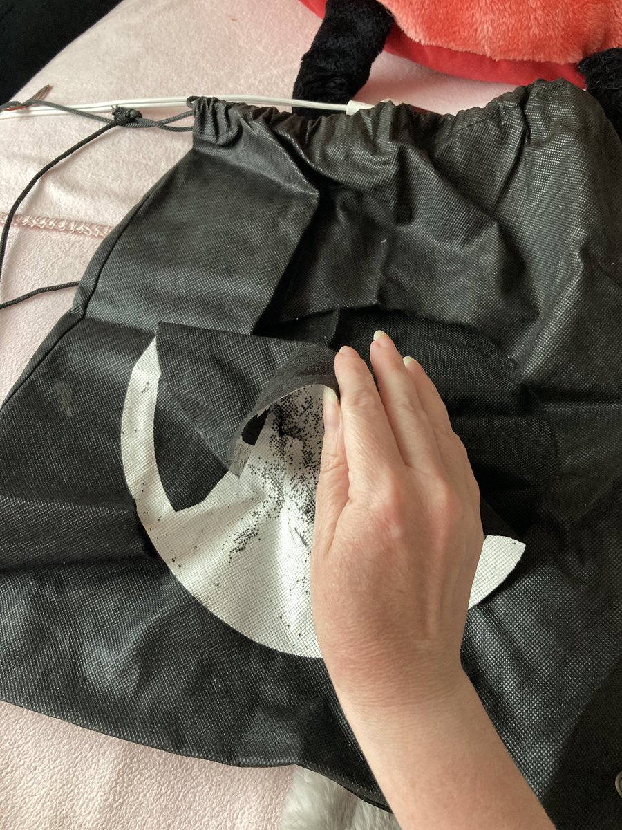 AshaGirl4Life's tweet photo. My @howlercon bag ripped open while I was unpacking it from a vacation. Anyone out there have an extra bag I could buy or something? I’m really sad over this 😞 https://t.co/T2apoaMvNX