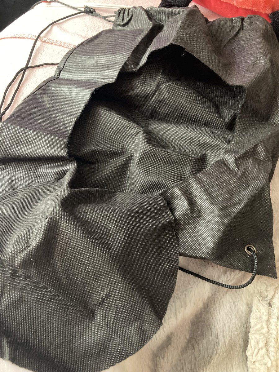 AshaGirl4Life's tweet photo. My @howlercon bag ripped open while I was unpacking it from a vacation. Anyone out there have an extra bag I could buy or something? I’m really sad over this 😞 https://t.co/T2apoaMvNX
