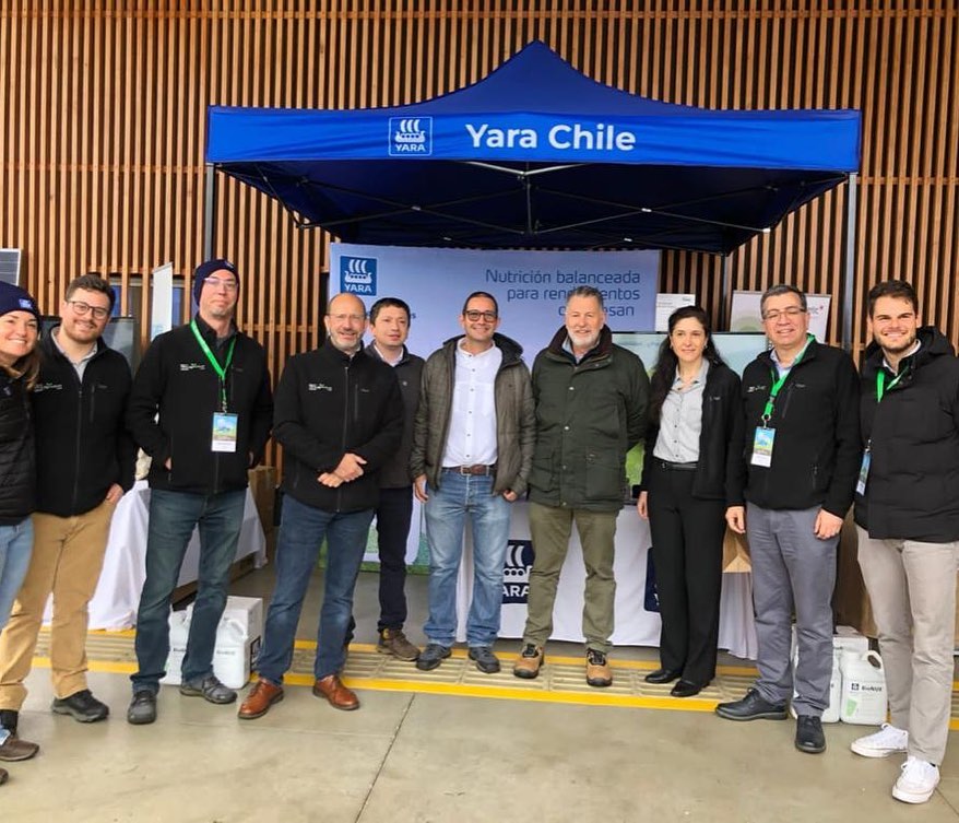 YaraLatam's tweet photo. ¡Seguimos liderando la transformación del sistema alimentario junto a la cadena de valor! 🌱 Yara Chile fue parte de la 1era exposición de tecnologías para la agricultura regenerativa organizada por Nestlé en Osorno. ¡Una jornada exitosa! #EarthHasApulse #NaturePositive https://t.co/H1hwHlcDWx