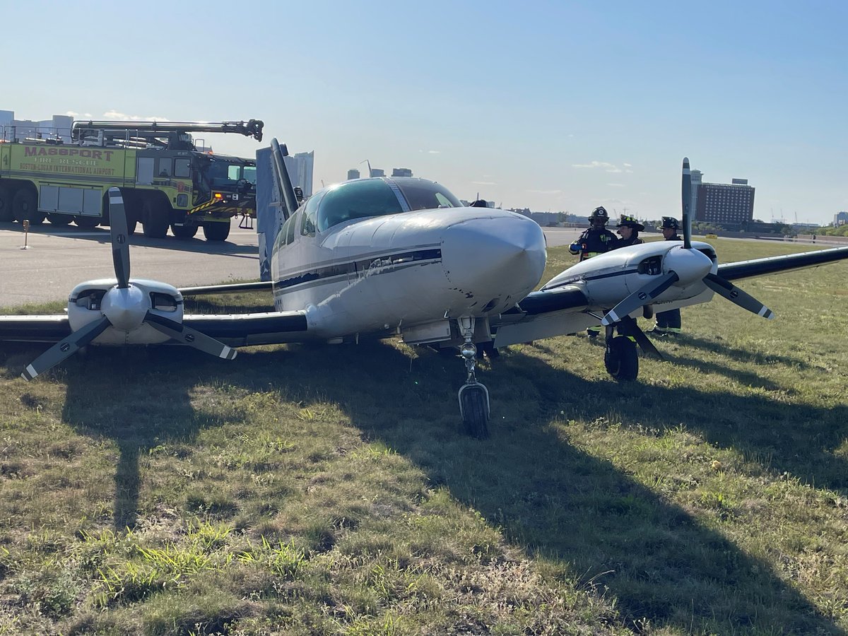 A short while ago, a Cessna 402 suffered a landing gear failure while taxiing at @BostonLogan International Airport. There were no injuries reported to anyone in the plane. The MSP and @Massport Fire-Rescue have secured the scene while the investigation is conducted.