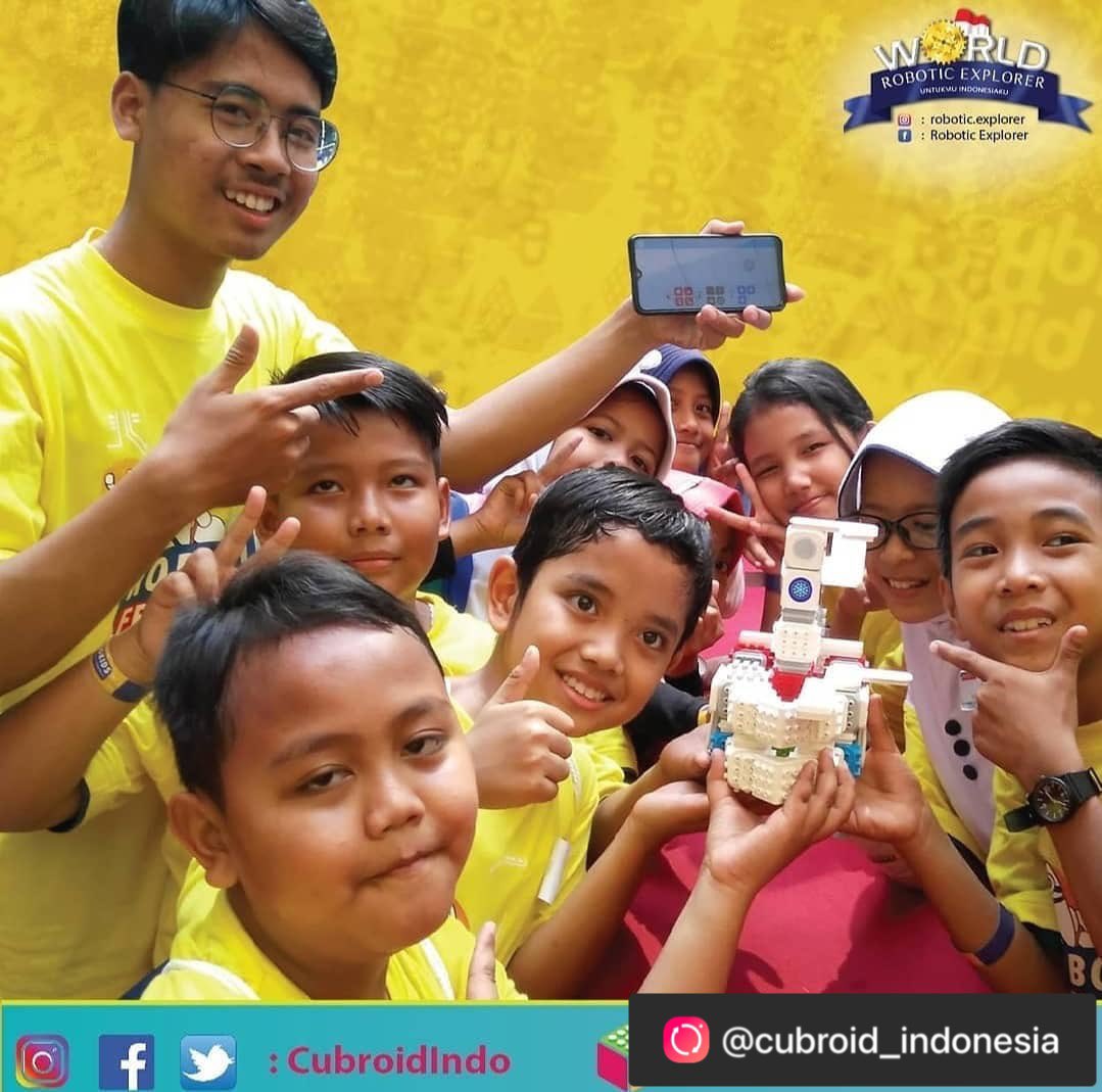 cubroid's tweet photo. This young engineers are busy building their own robot, using Cubroid by robotics.

#STEAMFun #kidseducation #STEAM #EdTech #Cubroid #Codingblocks #elementarycoding #EdTechRevolution #robotics #Artibo #CuroAI #futureeducation #learn #play #funlearning #teachers https://t.co/D4uV7KVcxu