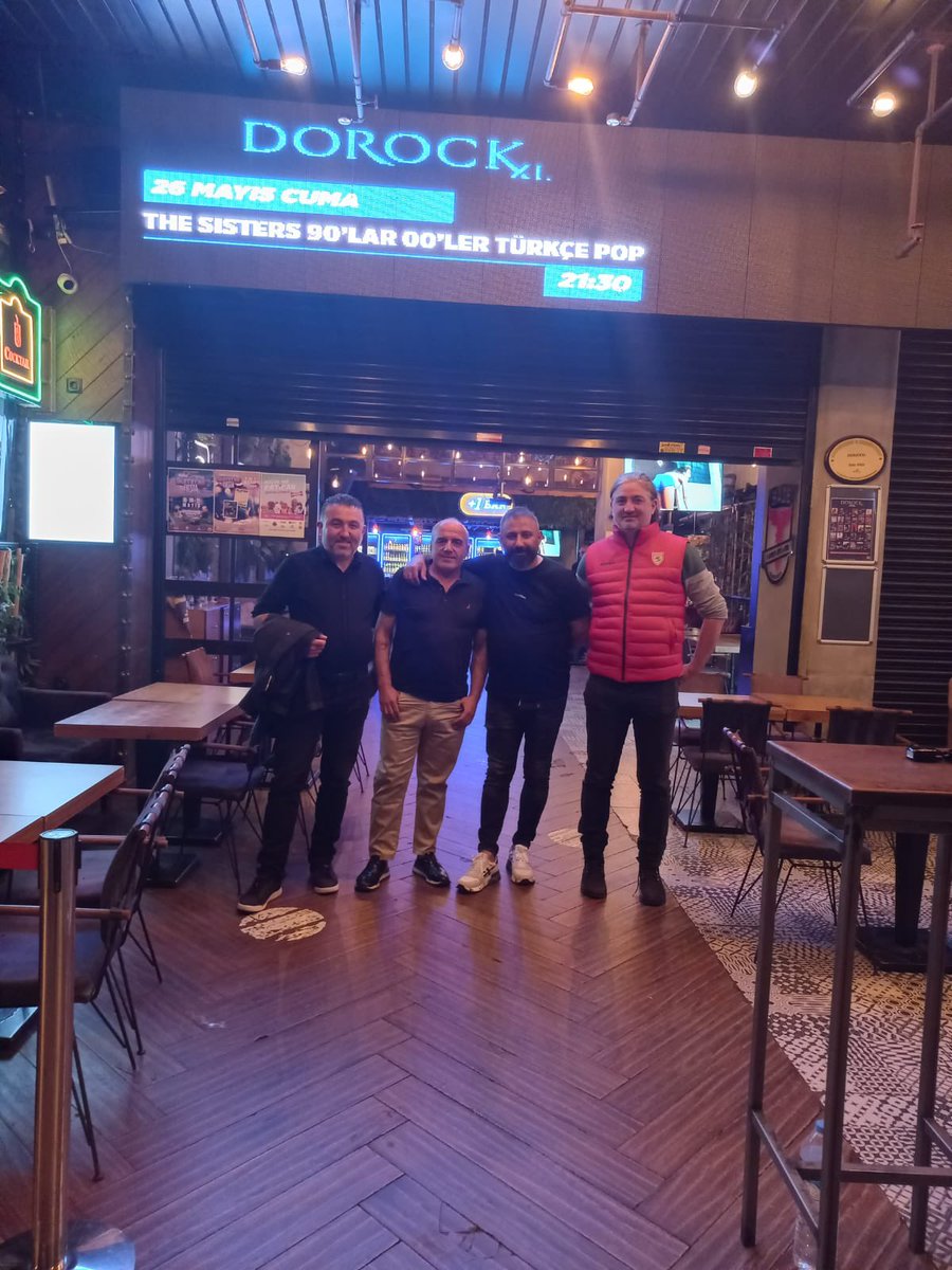 yuksel_tok's tweet photo. Bizi çok güzel bi şekilde agırlayan @IhsanYazici10 abime ve sohbet e eşlik eden @ENGNYLDRM55 a, beni istanbul da misafir eden kuzenim @Bedirduran17351 a bu özel gece için teşekkür ederim. Mekan #dorock kadıköy. Konu samsunspor ❤️🤍 https://t.co/AU0fsTEamc