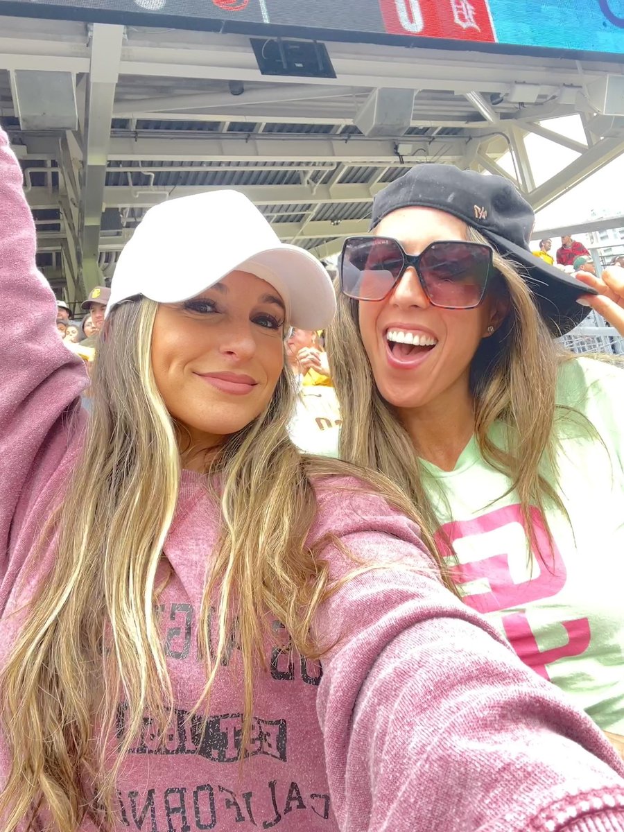 iambeccabrazil's tweet photo. HAVING A BLAST @Padres #padres #padresputusonthebigscreen #PadresOnDeck @ArianaCohenTV https://t.co/3RysMEx6ip