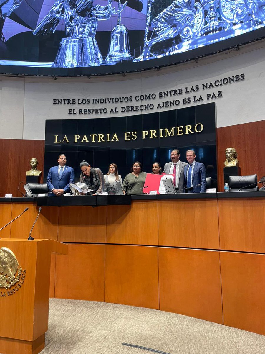 SwedeninMX's tweet photo. Hoy presenciamos la entrega del reconocimiento del @senadomexicano a @malugandrade ganadora del Premio #PerAngerPrize de derechos humanos del Gobierno de Suecia🇸🇪

@amnistiamexico @AmnestySweden @levandehistoria https://t.co/McFBUdoxQk