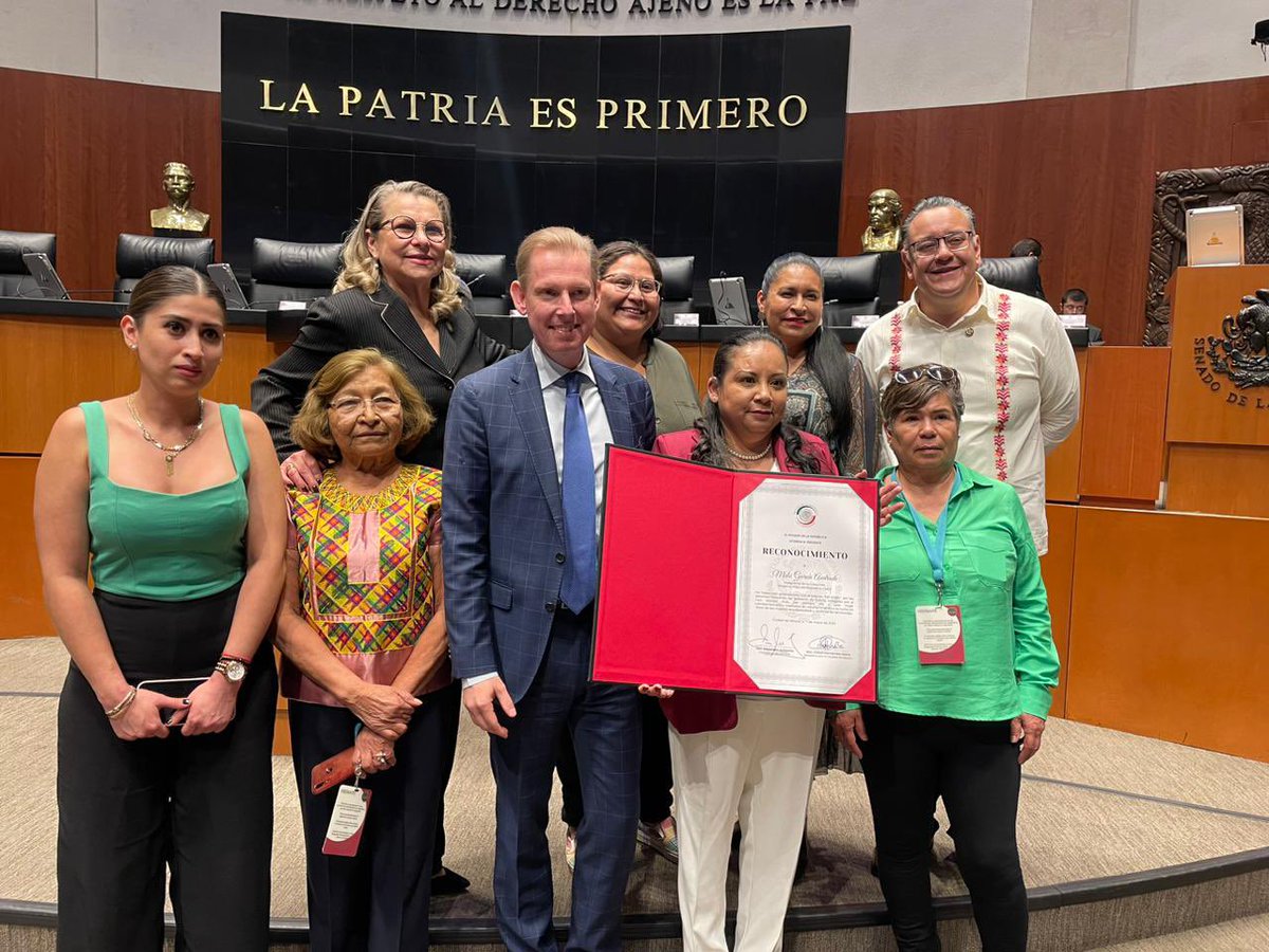 SwedeninMX's tweet photo. Hoy presenciamos la entrega del reconocimiento del @senadomexicano a @malugandrade ganadora del Premio #PerAngerPrize de derechos humanos del Gobierno de Suecia🇸🇪

@amnistiamexico @AmnestySweden @levandehistoria https://t.co/McFBUdoxQk