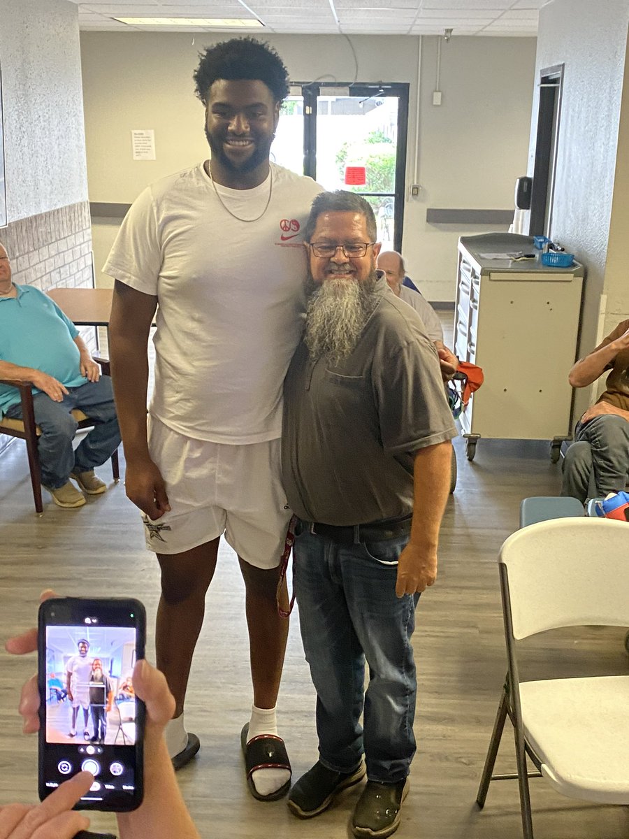 AndrewChamblee4's tweet photo. Got to go around my home state a little today and man am I glad to be a hog! Thank you all for letting me come and be apart of a great community 🖤 https://t.co/c9WrvHO9hA
