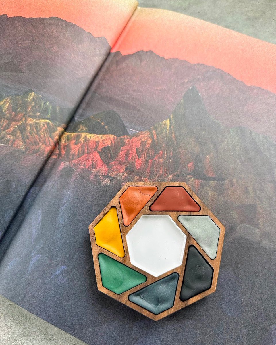 I’m just going to place these heptagon palettes on every page of Heidi Gustafson’s new Book of Earth 🤤 theartofsoil.com/shop/p/book-of…
