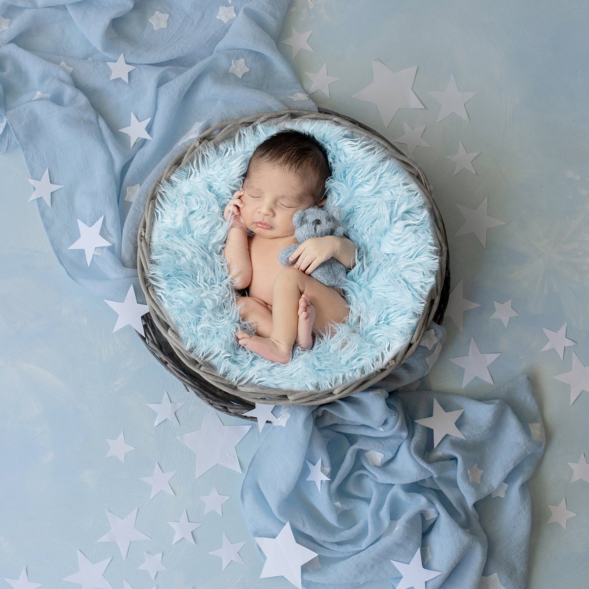 #NewbornPortraits! 💙👶🏻 Adorable session with this little guy. ⭐️ Book your session with our team. We offer a variety of swaddles, backdrops and more.
.
#PhotographyStudio #ProfessionalPhotographers #BirthdayPhotoshoot #GlendalePhotography #LaHabraPhotography #StudioPhotographer