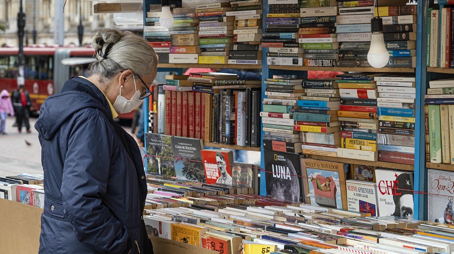 BibloRedBogota's tweet photo. Te invitamos a participar en la donatón de libros para las bibliotecas comunitarias, una estrategia de  la Secretaría de Gobierno y la Universidad de los Andes  que busca ampliar la oferta de obras de literatura universal, ‘best seller’, clásico y libros de música y pintura para los visitantes de estos espacios de estudio y esparcimiento. 🥰📖

Conoce los puntos de recolección aquí: 👇https://t.co/S6Pe3uXuiC

#LEOBogotá