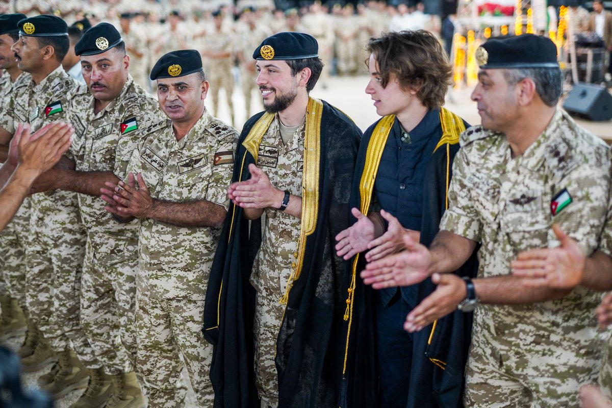 AlghadNews's tweet photo. #عاجل
رفاق ولي العهد في لواء الملك الحسين المدرع/40 يقيمون ليلة سمر احتفاء بقرب زفافه

#الغد #الأردن 
 https://t.co/9fONfa59Pf https://t.co/obYFhTf5dp