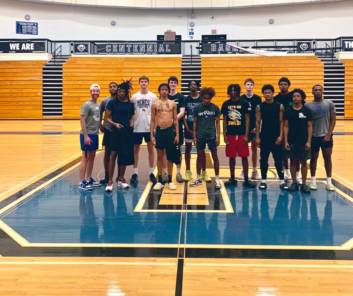 CHSKnightsBball's tweet image. My favorite part of this job is seeing young men come back. Great time catching up with a bunch of ‘19-‘22 alumni today during some open runs. Had some high level hoops to watch and funny stories to reminisce on! Love you guys! #Csquad