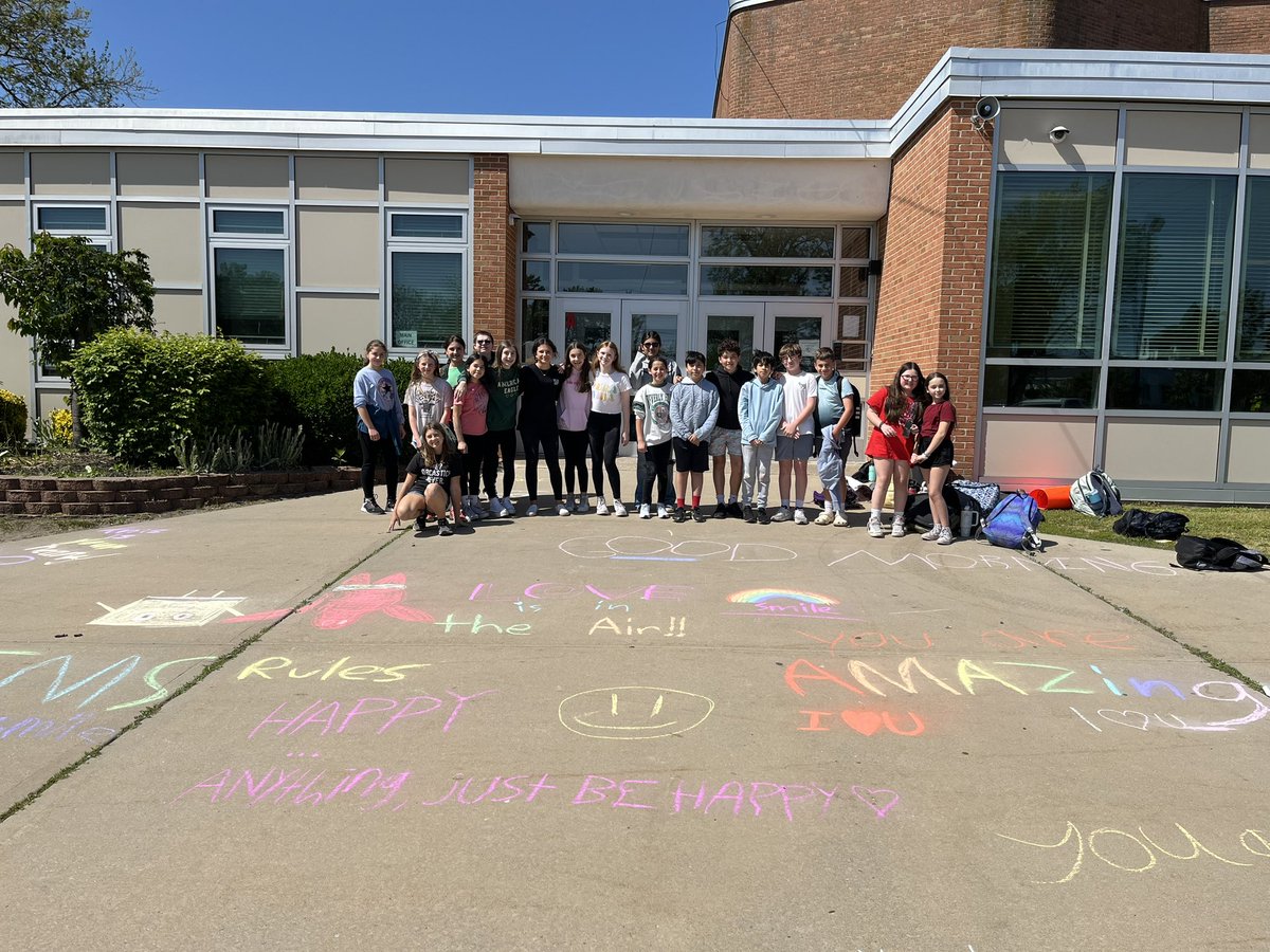 ComiskeySara's tweet photo. Student Government is spreading positivity and words of encouragement to students &amp; staff at IMS! #IslipRising @cpfitzpatrick28 https://t.co/Un1Yt3BHK6