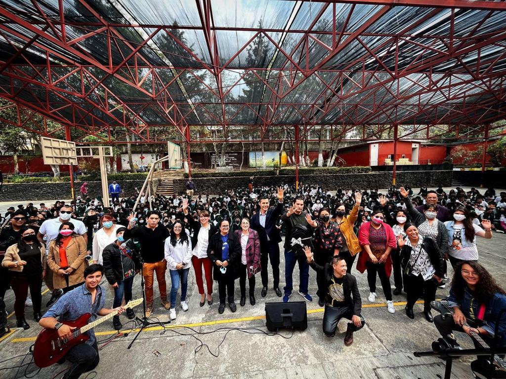 Promoviendo la música para evitar el consumo de alcohol y tabaco en menores, la banda Rockwell Road se presentó en la Escuela Secundaria Diurna 181 en la alcaldía #Tlalpan. Agradecemos la participación del Mtro. <a href="/Carlos_UlloaP/">Carlos Ulloa</a>, Secretario de Secretario de SEDUVI.
<a href="/VolverASonarAC/">Volver a soñar</a>