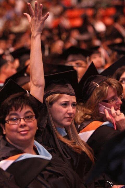 HildaCopenhave1's tweet photo. Wonderful Memories ❤️
Masters Graduation 🎓 Public Health &amp; Education 2️⃣0️⃣1️⃣1️⃣

(No podia ver sin mis lentes, y levante la mano para que Mis Padres supieran donde estaba ☺️.)
 #masters #publichealth #education #memoriesbringhappiness https://t.co/HA7QKuuAXh