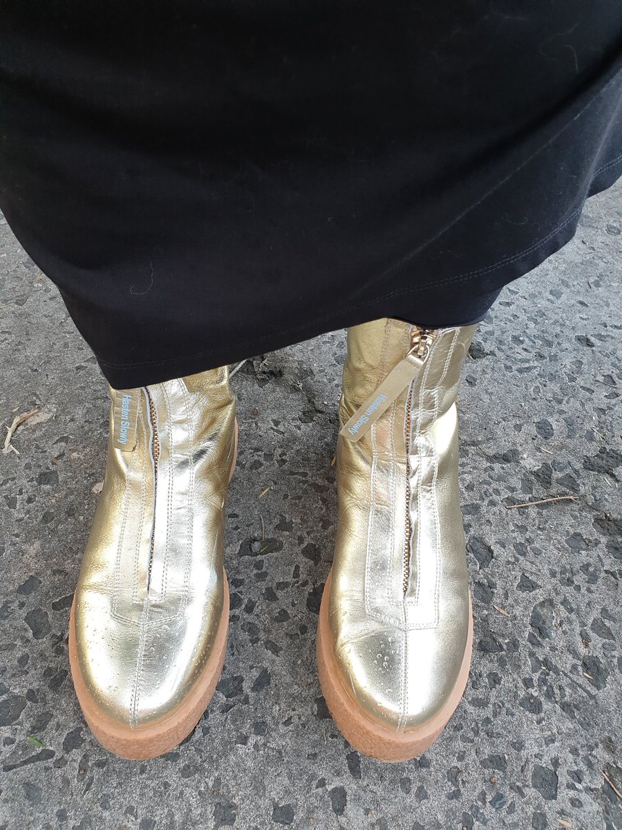TheOtherIndrani's tweet photo. Frosty old morningβgold boots seemed the only choice! These are probably my favourite shoes of all time, appropriately named 'Lucent'βan experimental style from #RadicalYes they only featured for one season! I hope they bring them backβlonging for a pair in silver! π€ https://t.co/MHXSrI3VaT