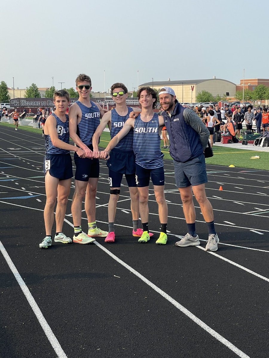 First state qualifiers of the night!

4x800 wins running 7:53! 

Jeffrey Spirek
Logan Rodi
Nick Sadelski
Shane Hosty
