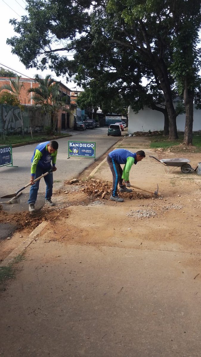 Alc_SanDiego's tweet photo. Gracias a la gestión de nuestro alcalde @leonjura seguimos trabajando en cada rincón de nuestro municipio.

Realizamos la reparación de tramos de acera en calle de servicio de Morro I. https://t.co/sfWnXvTT3z