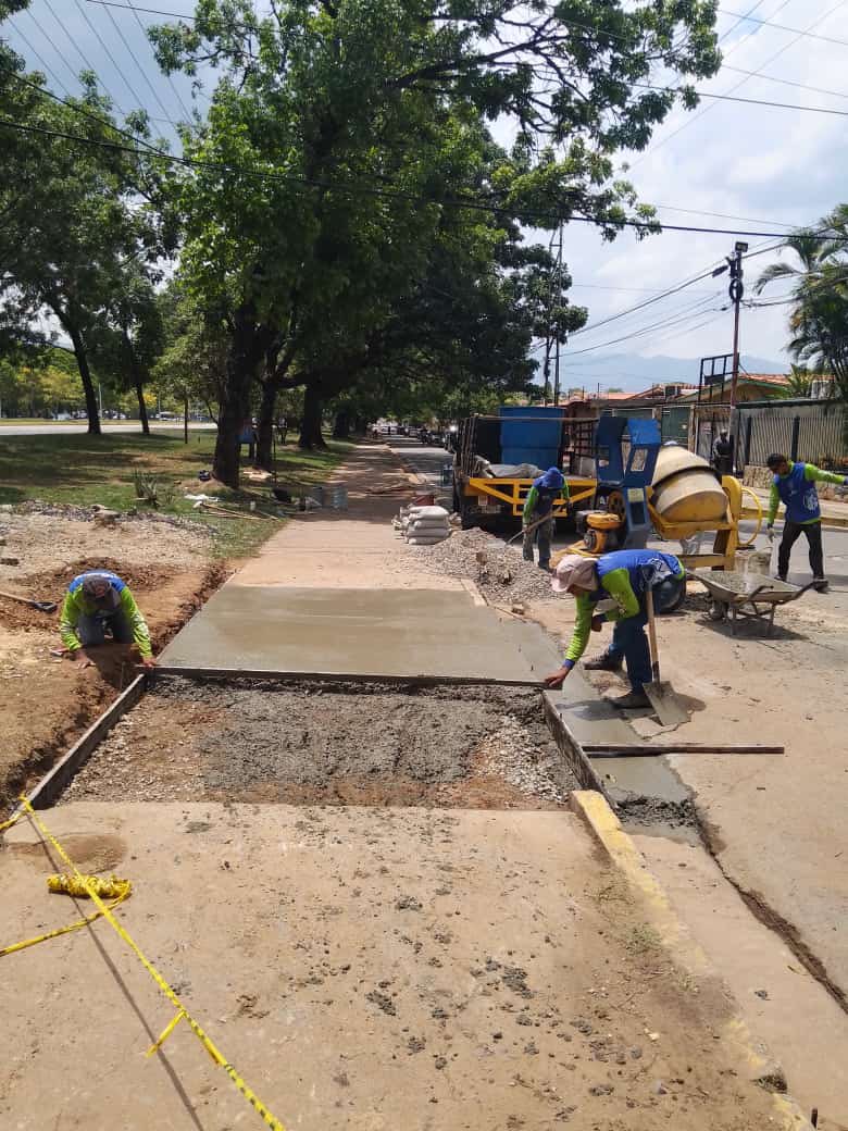 Alc_SanDiego's tweet photo. Gracias a la gestión de nuestro alcalde @leonjura seguimos trabajando en cada rincón de nuestro municipio.

Realizamos la reparación de tramos de acera en calle de servicio de Morro I. https://t.co/sfWnXvTT3z