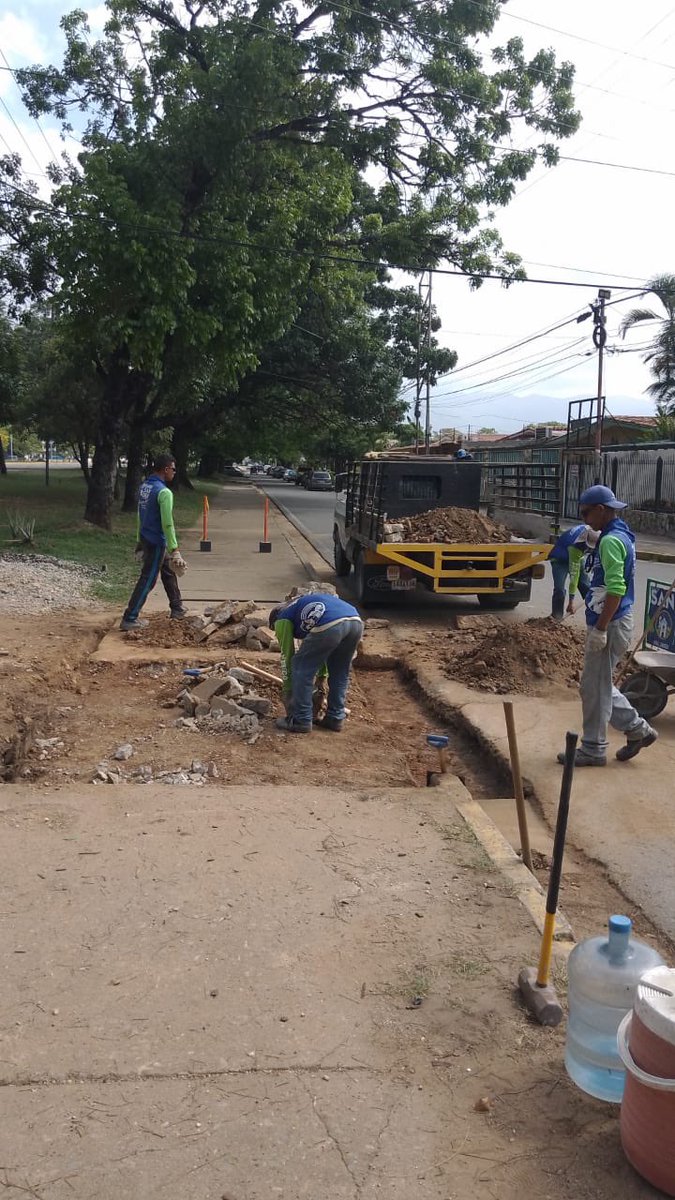 Alc_SanDiego's tweet photo. Gracias a la gestión de nuestro alcalde @leonjura seguimos trabajando en cada rincón de nuestro municipio.

Realizamos la reparación de tramos de acera en calle de servicio de Morro I. https://t.co/sfWnXvTT3z