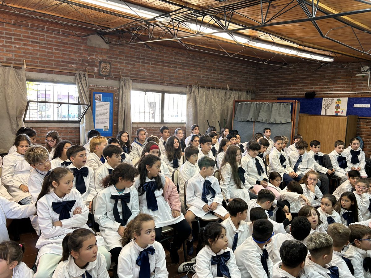 ¿Qué tienen que ver los peces con Ceibal?, preguntó hoy una niña de la Escuela 8 de San Carlos. Y siguió una conversación muy interesante sobre la tecnología, la naturaleza y la vida. 16 años de <a href="/Ceibal_Uy/">Ceibal</a>. Lo celebramos en todo el país con #UnPaisAsi 
▶️ youtu.be/xnBda9gQtbY