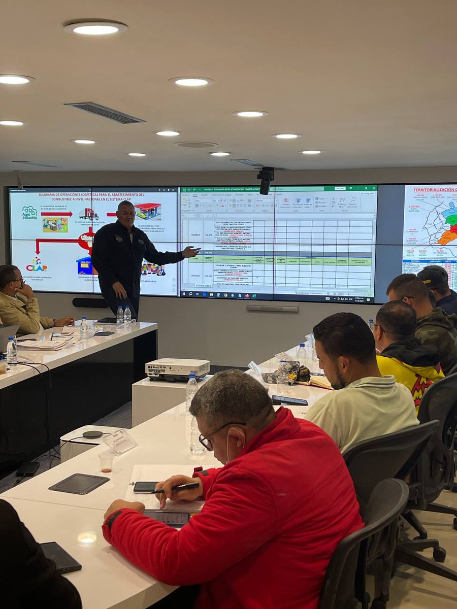 #17DeMayo Sistema de Distribución de los CLAP contará con el apoyo @MinPetroleoVE y #PDVSA a través del suministro de combustible que garantizará el transporte eficiente de este beneficio para el Pueblo Venezolano. 🇻🇪
#PoesíaParaLaPaz
<a href="/TellecheaRuiz/">Rafael Tellechea</a>