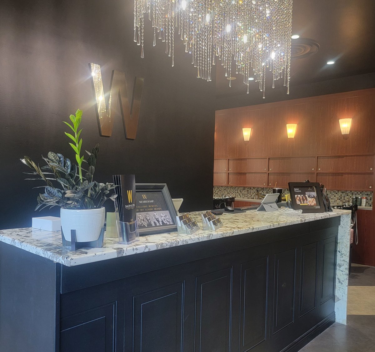Wsaloncincy's tweet photo. Here at W Salon we offer an experience to make you feel like you are on top of the world! So stop in, give us a call, or visit our website to understand the exclusive experience we provide. #luxury #hair #nails #eyelashes #salon #hairsalon #wine https://t.co/rT04IKiPCN