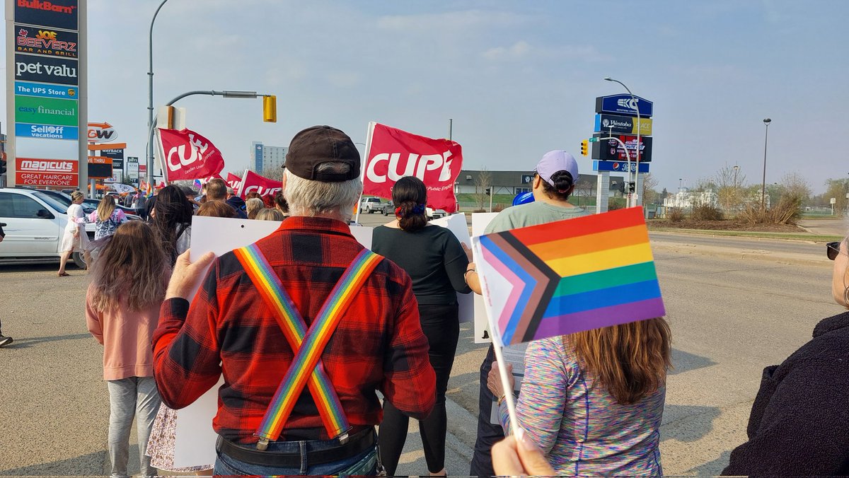 Union__Jacks's tweet photo. Happening now in Brandon, Manitoba

Don't ban books. 🏳️‍🌈🏳️‍⚧️🧡💛💚🩵💙💜🤎 https://t.co/D25hDBjTV9