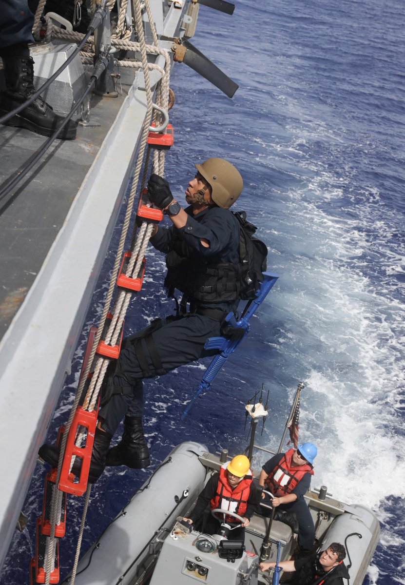 #USNavy Photos of the Day: 

1️⃣ @Armee_de_lair flies over @NATO ships during Formidable Shield 23 #FOSH23 and 2️⃣ #USSJamesEWilliams #UNREP @ItalianNavy @USNavyEurope
3️⃣ #USSArleighBurke refueling drill @US5thFleet
4️⃣ #USSMilius #VBSS drill @US7thFleet
👉 dvidshub.net/r/uw5gq2