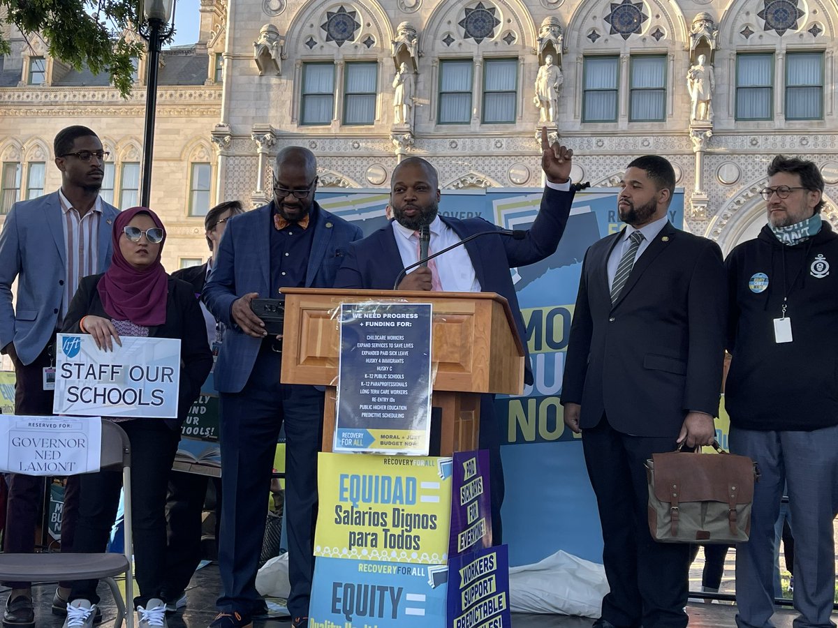 Reminding crowd of #CTGeneralAssembly colleagues’ responsibility @CSUAAUP organizer, st Sen @Gary4CT says 'you don’t have to live it; you have to listen & then fix it.' #EquityCantWait @AFTUnion @AFTHigherEd @AAUP @ConnAFLCIO @SEBAC_CT @CTSenateDems @ProgressiveCT @Recovery4AllCT