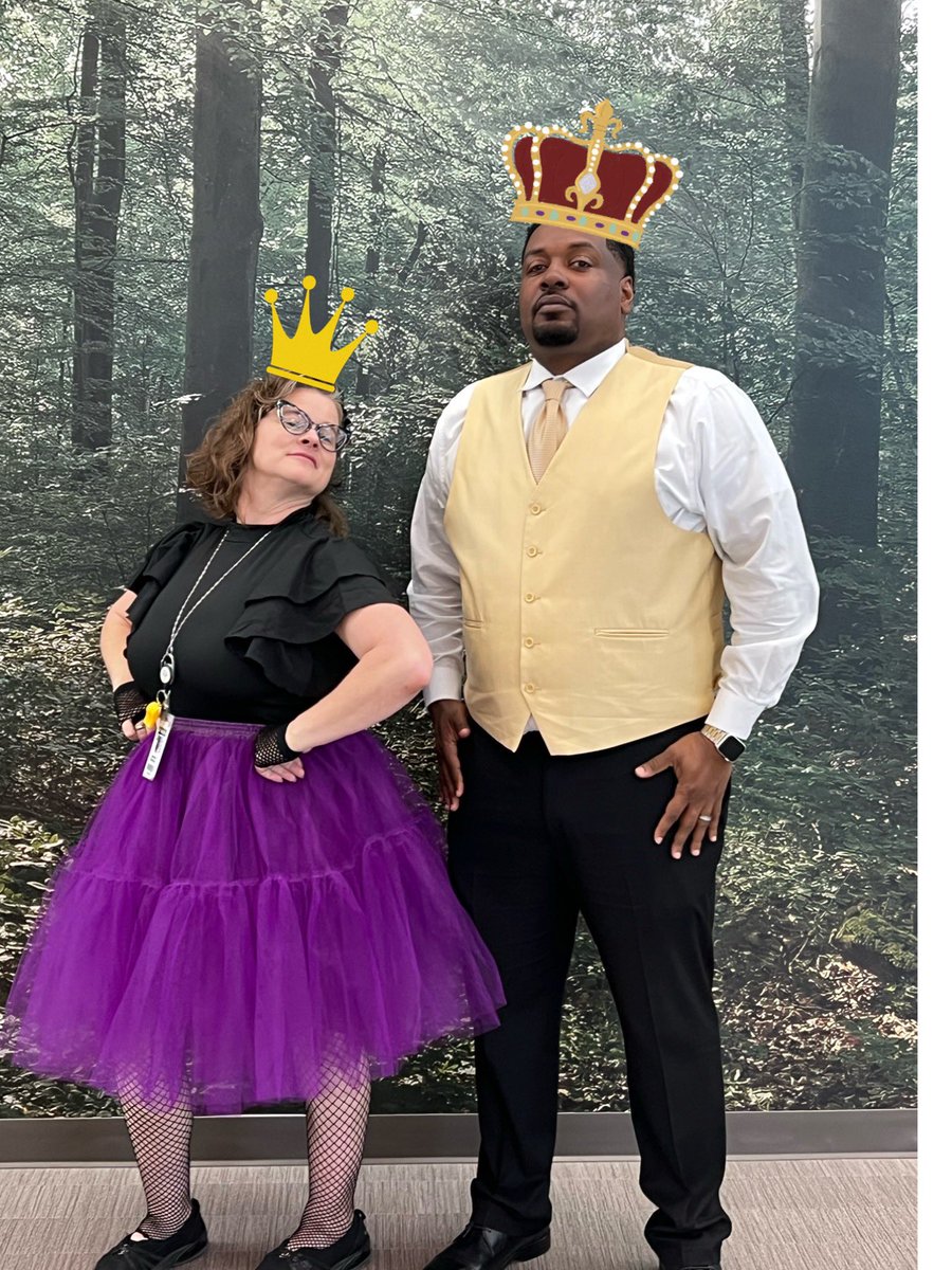 Last #SpiritDay of the school year!! Bring back the 80’s!! @RainesAcademy has named their 80’s Prom King and Queen!!
#FunDayRainesDay22 #CampusCulture #IHadToGoToTheVetLikeThis