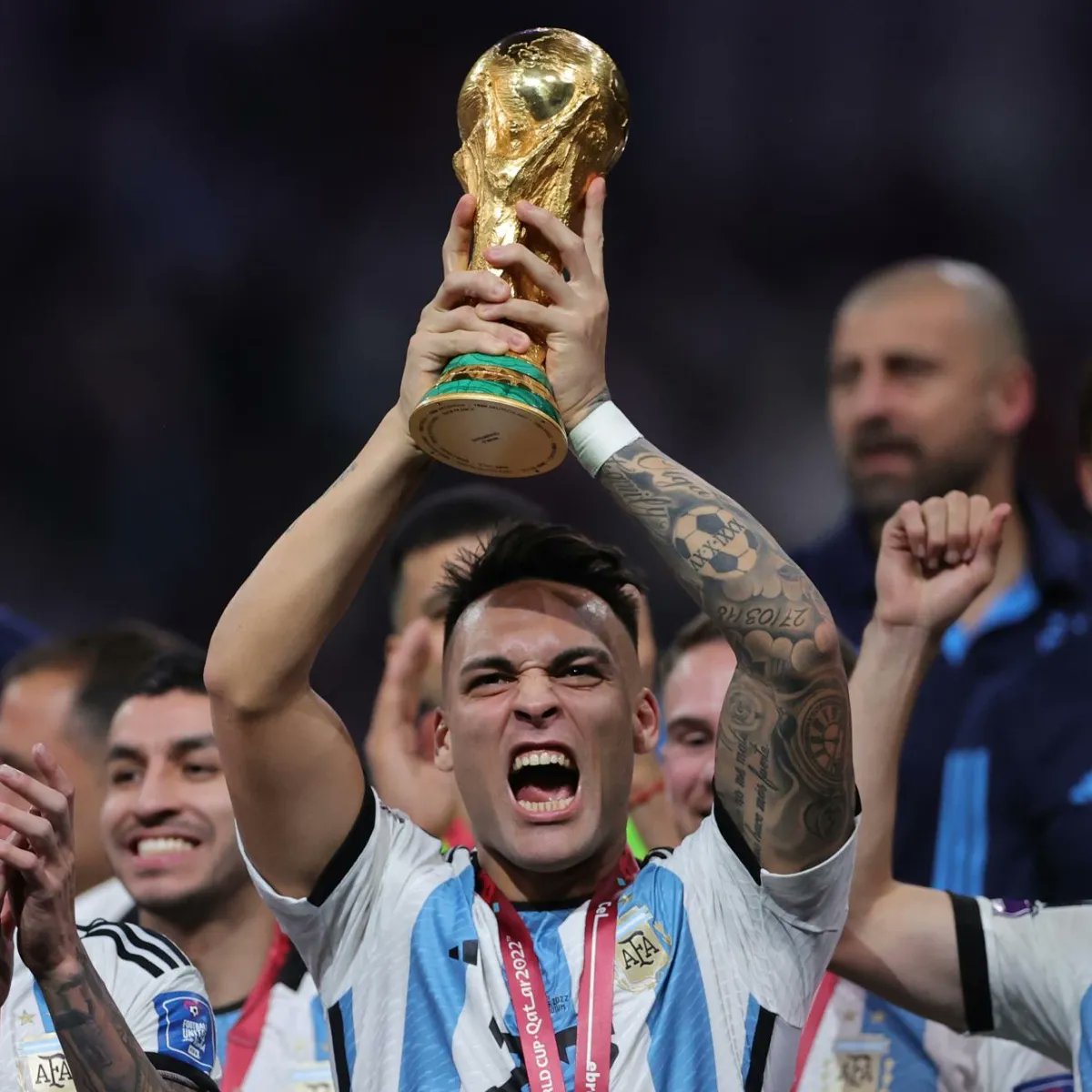 Julián Álvarez y Lautaro Martínez tienen la chance de consagrarse campeones de Mundial 🇦🇷 y Champions en la misma temporada. Uno de los dos se convertirá en el 12° jugador de la historia en conseguirlo. Los anteriores:

🇩🇪Maier, Breitner, Schwarzenbeck, Muller, Hoeness,…