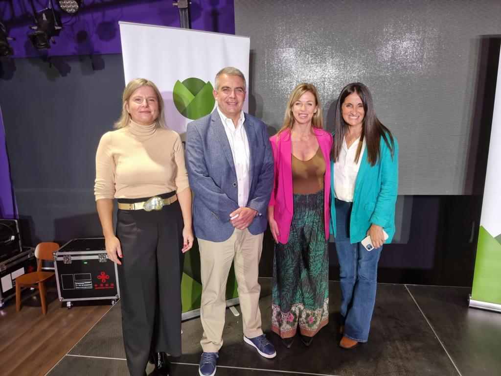 loliponcedeleon's tweet photo. marketing digital de la mano de expertos de empresas como: @UDE_Oficial, @guyeryregules, @uesuruguay, @InstitutoBIOS
@UruguayXXI, @mercadopago, @VerneUruguay

Además, autoridades de 
@BROU_uy y @AntelDeTodos
informaron sobre sus planes y beneficios para emprendedores. + https://t.co/032LVXdhDr