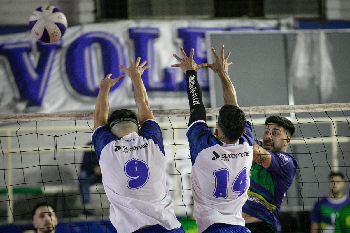 ¡Campana está en el lote de punteros! 📊

Con el triunfo de <a href="/CccVoley/">VoleyCCC</a> sobre Vélez en sets corridos, los tricolores se suman a River y Ciudad en la cima de la #CopaRUS. 

▫️ Vélez 0️⃣-3️⃣ Campana (21-25, 20-25, 17-25)