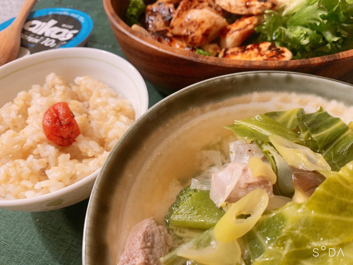 おはは〜今日もあったか⸜(๑´͈ ꒫ `͈๑)⸝☀️

昨晩どうしても具だくさんのお味噌汁食べたくて作ったら、美味しすぎたのですが…

量が…作りすぎたwww
給食のようなほっこりする味です☺️💕 https://t.co/imFIVIT8wR