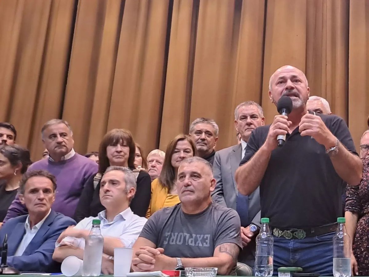 Cristina es la única que puede ordenar y conducir, porque tiene el poder que le da gran parte del pueblo argentino.

A 20 años de la asunción de Néstor, el 25 todas y todos a Plaza de Mayo.