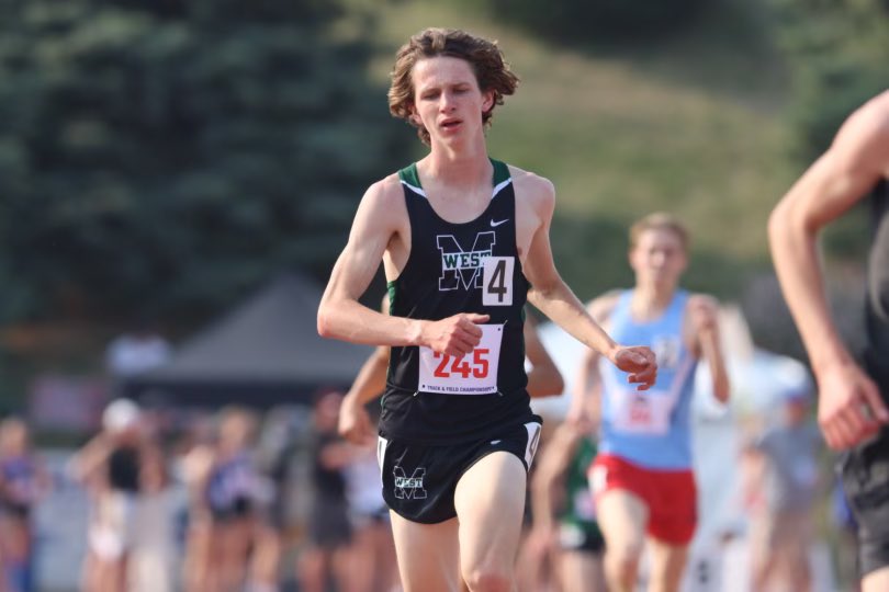 PrepRunningNerd's tweet photo. The A and B boys 3200 were tactical affairs with big packs early and at least six boys in contention with 800 to go.  Jack Witte @MWestXC split a final 57 to win in 9:19 while Riley Boonstra @NorrisTitansTF split 55 (!!!) to win in 9:39. https://t.co/Fhhqws8wBK