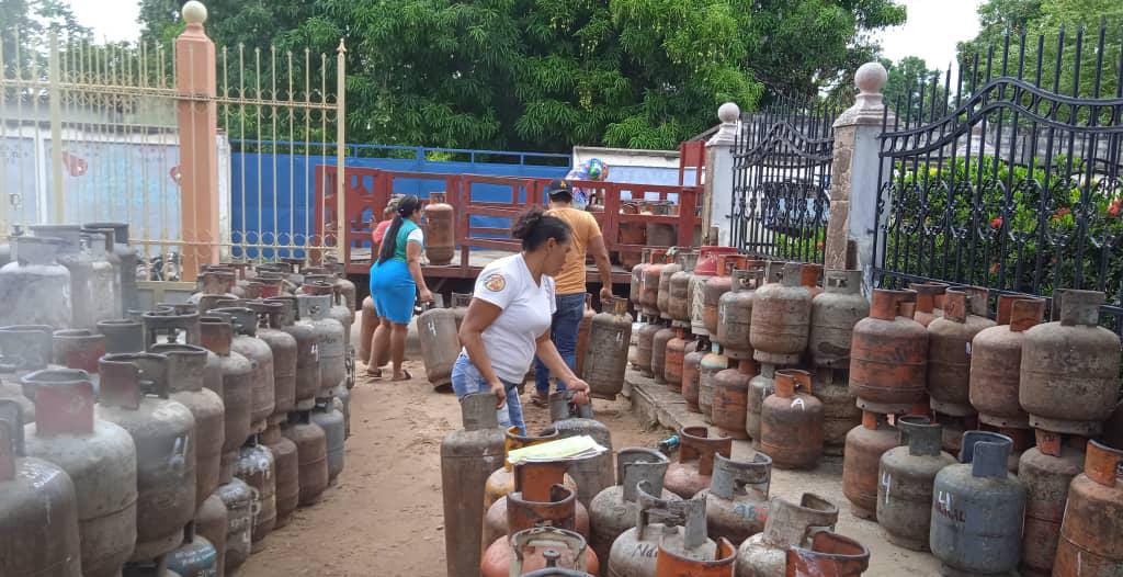 PDVSA GAS COMUNAL APURE (@pdvsagas_apure) on Twitter photo ♨️📷#Foto <a href="/gas_comunal/">PDVSA Gas Comunal S.A.</a> y Batalla Mata de la Miel, seguimos brindando atención en la Distribución de G.L.P, Beneficiando a 1.324 familia en Mncpio Romulo Gallegos y Achaguas, gracias al 1x10 del buen gobierno del Presidente <a href="/NicolasMaduro/">Nicolás Maduro</a> y el Apoyo del Gobernador <a href="/eduardopiate2/">eduardo piñate</a> ♨️📷#Foto <a href="/gas_comunal/">PDVSA Gas Comunal S.A.</a> y Batalla Mata de la Miel, seguimos brindando atención en la Distribución de G.L.P, Beneficiando a 1.324 familia en Mncpio Romulo Gallegos y Achaguas, gracias al 1x10 del buen gobierno del Presidente <a href="/NicolasMaduro/">Nicolás Maduro</a> y el Apoyo del Gobernador <a href="/eduardopiate2/">eduardo piñate</a>