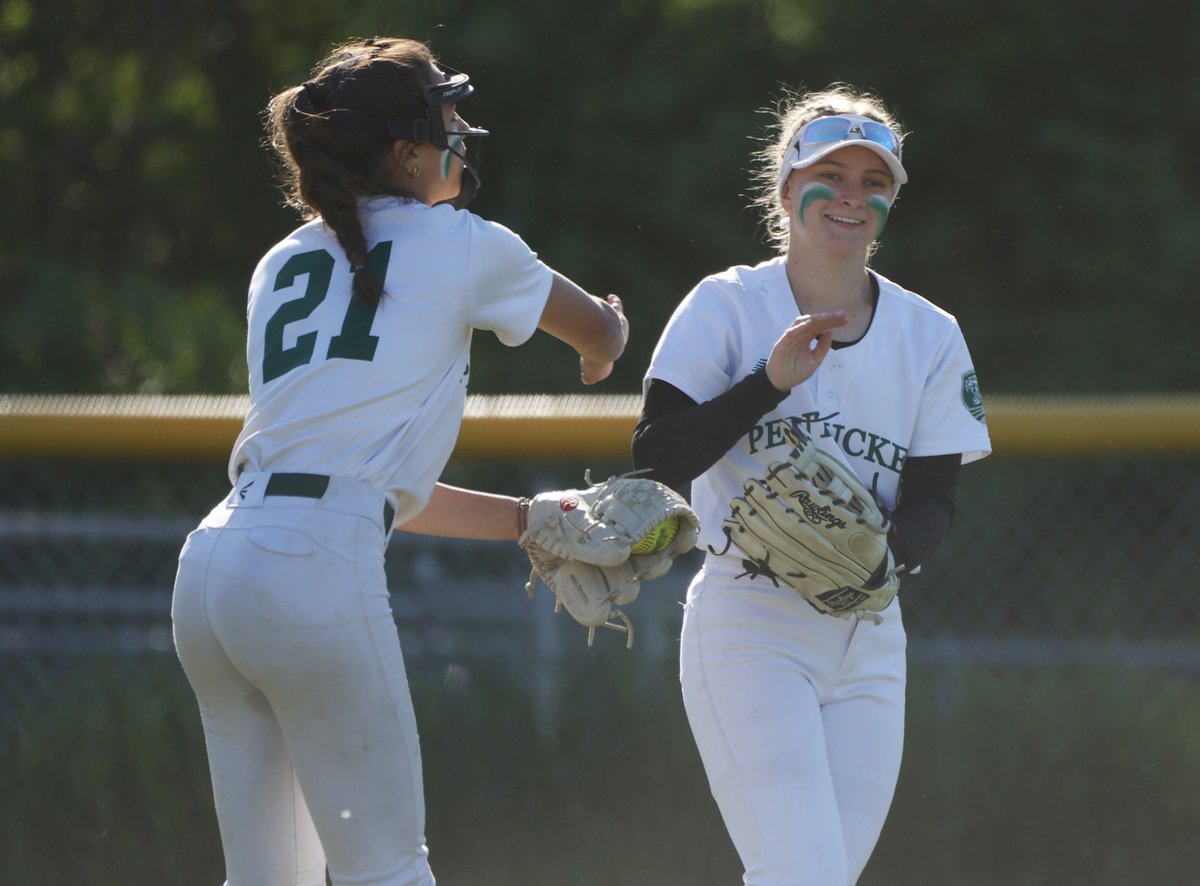 McClellandPeter's tweet photo. North Reading 8 Pentucket 5 (softball)

(12-4) Hornets were led by junior pitcher Keely Hannon.  The (11-5) Panthers rallied late.
@BostonHeraldHS @T_Mulherin @NRAthleticDir @Pentucket_AD @NRHSsoftball @MSONEWSports https://t.co/tF2cpXUKYt