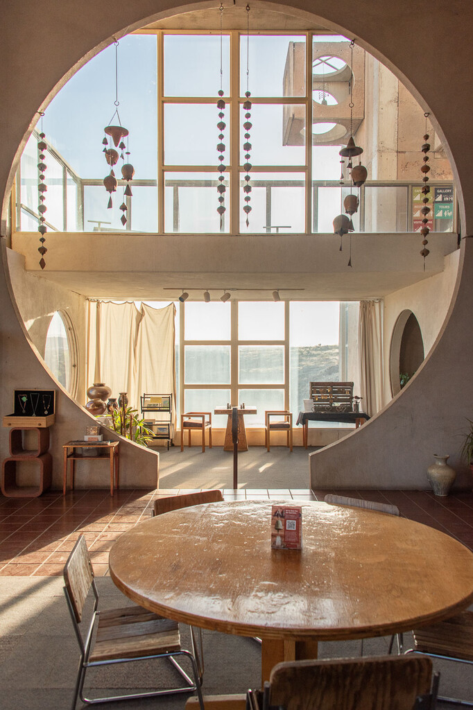 Interio63295813's tweet photo. Vast circular walkways in Arcosanti's interiors [1066 x 1600] Arizona, USA. https://t.co/mCdtkyBsw9