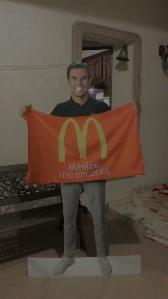 cecyrickman's tweet photo. Mi mamá me consiguió un checo Pérez de cartón! Yo? La más feliz 😂 https://t.co/VkWWCskupI