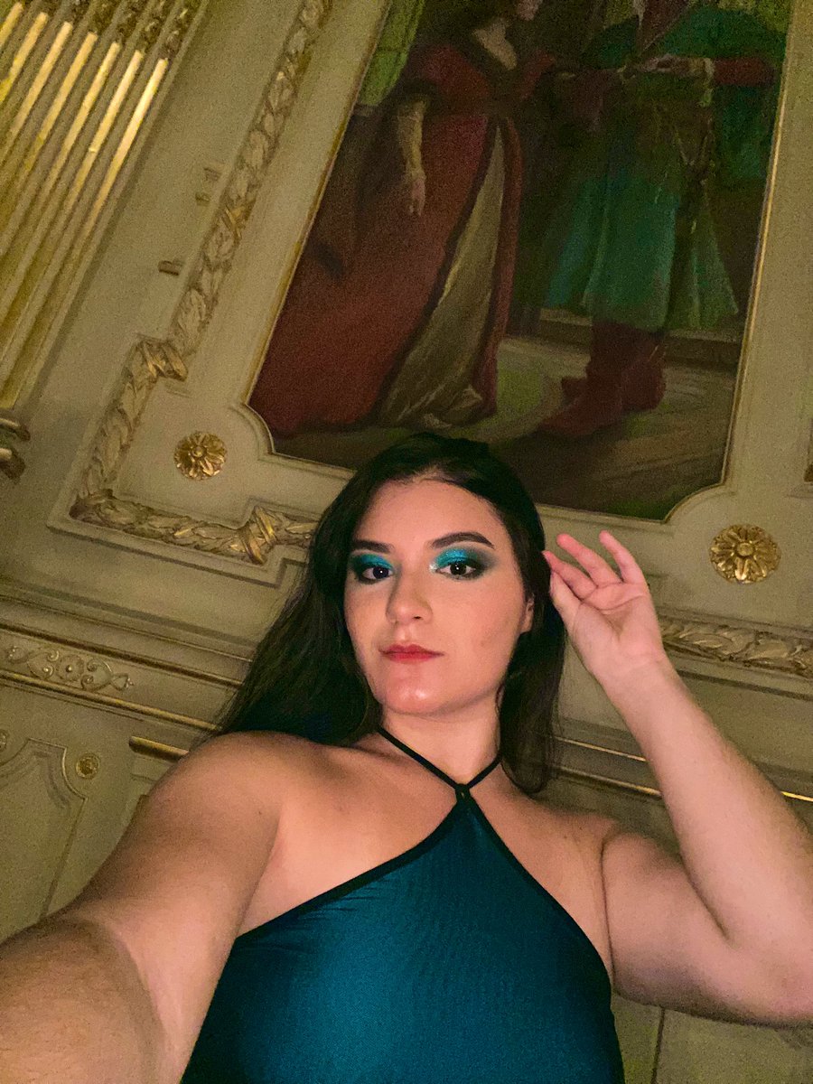 jhennmedina's tweet photo. A jovem mulher dispara na direção do menor adversário, dá um salto mortal com facilidade por cima do indivíduo, puxando seu extenso cordão prateado para enforcá-lo, enfiando seu joelho nas costas do mascarado, para magistralmente sufocá-lo. #eliminada #procurada #assasina #ladra https://t.co/wX3zE13uSD