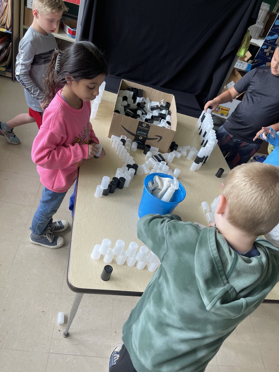 Fun end of the centers in the studio this week! Architecture, shadow art, drawing, collaboration…all low tech and high engagement! ⁦<a href="/FLBulldogs/">Falls-Lenox Primary School</a>⁩ #arted #kidartists #workingtogether