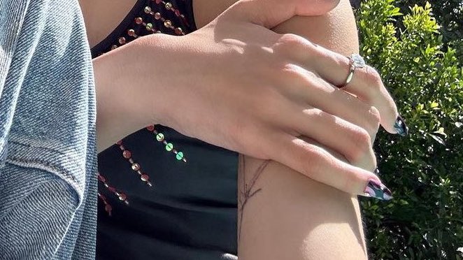 Cimbree1's tweet photo. 4 PICTURES 1 WORD

#JENLISA 💯✨ https://t.co/n2kk3Yh5VE