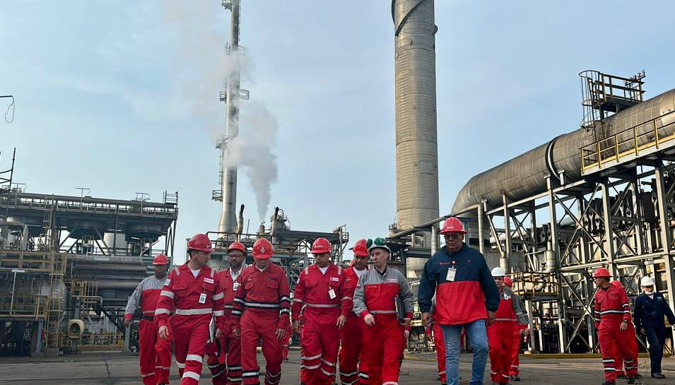 #EnFotos Visitamos el Mejorador <a href="/somoscedeno/">Somos Cedeño</a> para revisar el Plan de Incremento de la Producción e inspeccionar las áreas de Hidrógeno, Destilación Atmosférica y Coquificación Retardada.
#TrabajoEnEquipoVictoriaSegura 🇻🇪

<a href="/NicolasMaduro/">Nicolás Maduro</a>
<a href="/delcyrodriguezv/">Delcy Rodríguez</a>
@MinPetroleoVE