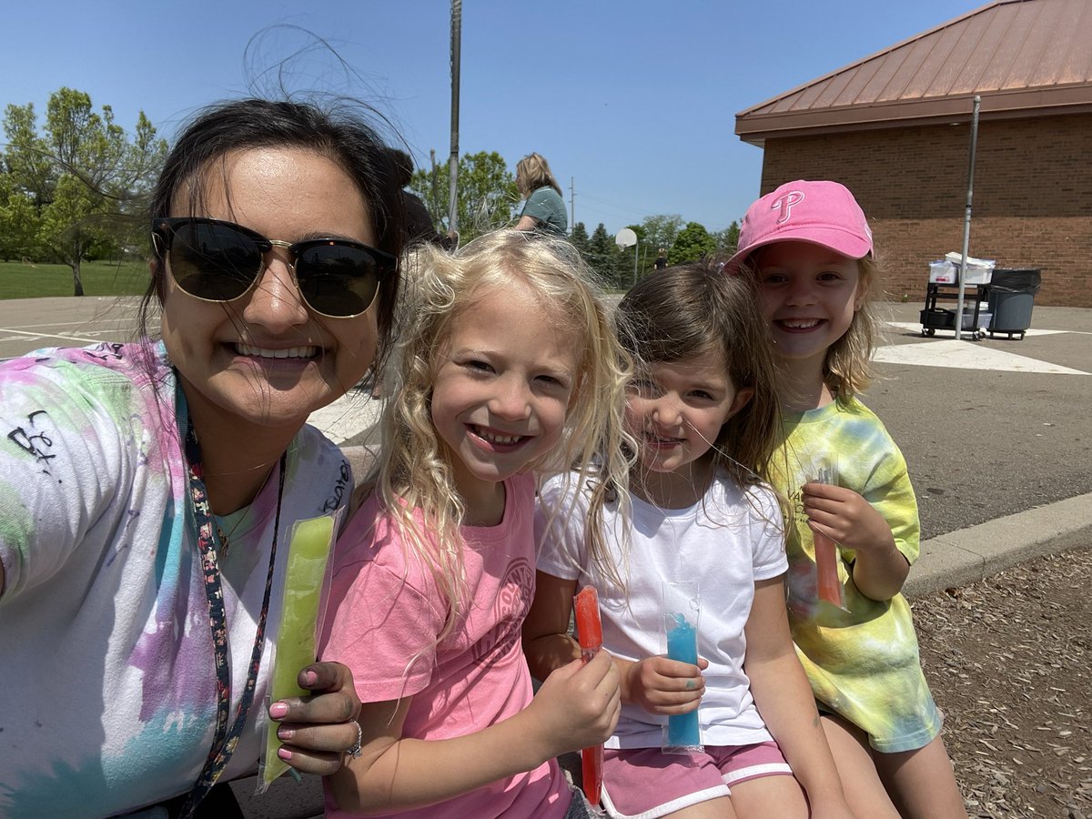 Students got to exercise their creative (and messy!) muscles by designing and tie dyeing a t-shirt today 🎨