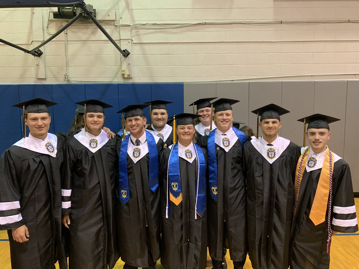 CMS_BSB's tweet photo. 🎓Diploma tonight , baseball tomorrow! ⚾️ #Team13 https://t.co/OkE424Mam6